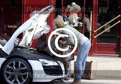 Amsterdam 4 juli 2012
Afrojack (Nick v d Wall) met zijn moeder in AUDI R8 op de pc hooftstraat.
Peter Smulders bv
