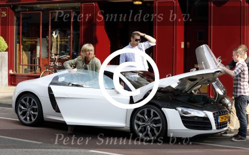 Amsterdam 4 juli 2012
Afrojack (Nick v d Wall) met zijn moeder in AUDI R8 op de pc hooftstraat.
Peter Smulders bv