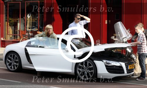 Amsterdam 4 juli 2012
Afrojack (Nick v d Wall) met zijn moeder in AUDI R8 op de pc hooftstraat.
Peter Smulders bv