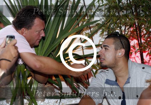 ibiza 10 juli 2012
Afrojack (Nick v d Wal) heeft optreden bij Mambo op ibiza. Hij heeft ook zijn trotse moeder mee genomen.
Peter Smulders bv