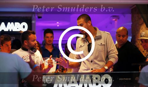 ibiza 10 juli 2012
Afrojack (Nick v d Wal) heeft optreden bij Mambo op ibiza. Hij heeft ook zijn trotse moeder mee genomen.
Peter Smulders bv