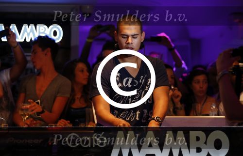 ibiza 10 juli 2012
Afrojack (Nick v d Wal) heeft optreden bij Mambo op ibiza. Hij heeft ook zijn trotse moeder mee genomen.
Peter Smulders bv