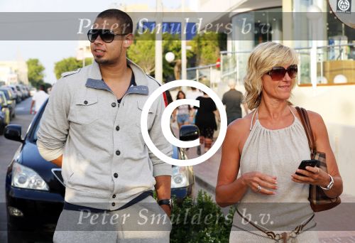 ibiza 10 juli 2012
Afrojack (Nick v d Wal) heeft optreden bij Mambo op ibiza. Hij heeft ook zijn trotse moeder mee genomen.
Peter Smulders bv