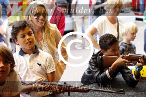 Laren 4 juli 2012
Kermis in laren . Angela v Hulten met zoons Justin en Ruben Kluivert
Peter Smulders bv