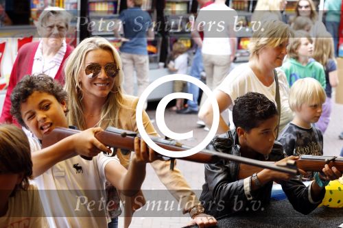 Laren 4 juli 2012
Kermis in laren . Angela v Hulten met zoons Justin en Ruben Kluivert
Peter Smulders bv