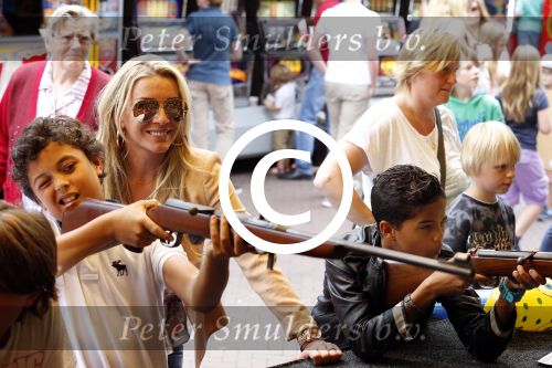 Laren 4 juli 2012
Kermis in laren . Angela v Hulten met zoons Justin en Ruben Kluivert
Peter Smulders bv