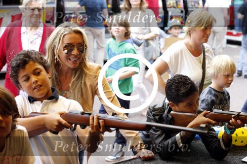 Laren 4 juli 2012
Kermis in laren . Angela v Hulten met zoons Justin en Ruben Kluivert
Peter Smulders bv