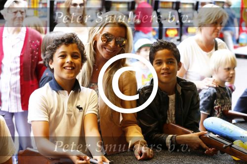 Laren 4 juli 2012
Kermis in laren . Angela v Hulten met zoons Justin en Ruben Kluivert
Peter Smulders bv