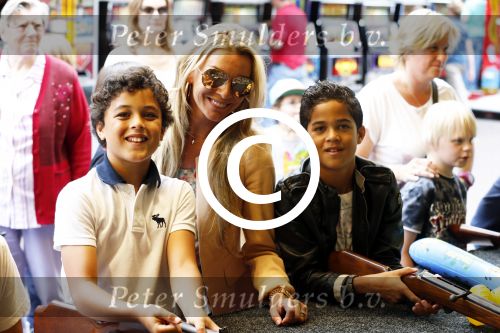 Laren 4 juli 2012
Kermis in laren . Angela v Hulten met zoons Justin en Ruben Kluivert
Peter Smulders bv