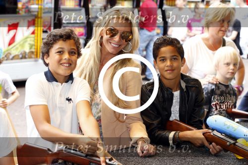 Laren 4 juli 2012
Kermis in laren . Angela v Hulten met zoons Justin en Ruben Kluivert
Peter Smulders bv