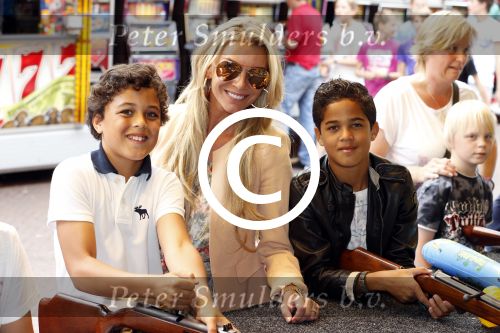 Laren 4 juli 2012
Kermis in laren . Angela v Hulten met zoons Justin en Ruben Kluivert
Peter Smulders bv