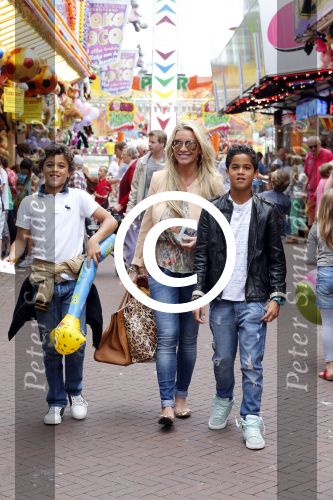 Laren 4 juli 2012
Kermis in laren . Angela v Hulten met zoons Justin en Ruben Kluivert
Peter Smulders bv