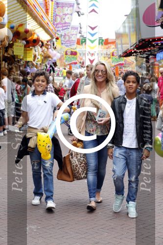 Laren 4 juli 2012
Kermis in laren . Angela v Hulten met zoons Justin en Ruben Kluivert
Peter Smulders bv