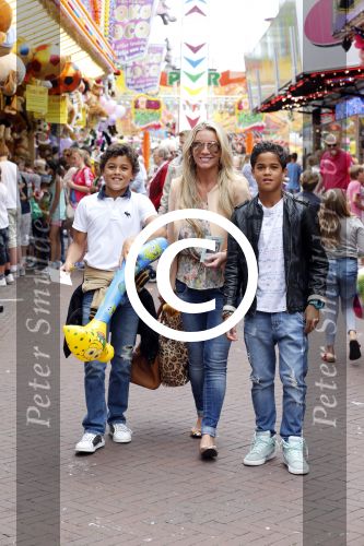 Laren 4 juli 2012
Kermis in laren . Angela v Hulten met zoons Justin en Ruben Kluivert
Peter Smulders bv
