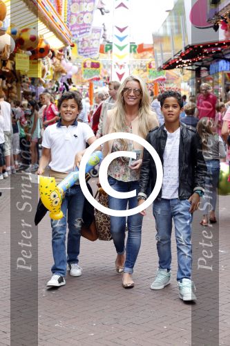 Laren 4 juli 2012
Kermis in laren . Angela v Hulten met zoons Justin en Ruben Kluivert
Peter Smulders bv
