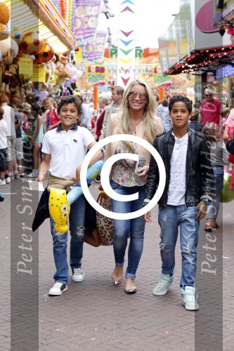Laren 4 juli 2012
Kermis in laren . Angela v Hulten met zoons Justin en Ruben Kluivert
Peter Smulders bv
