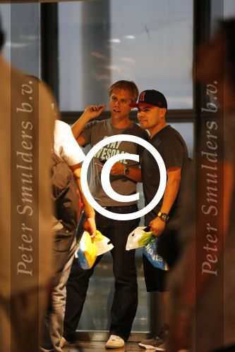 Madrid en Ibiza 9 juli 2012
Armin v Buuren vliegt met air europa van Madrid naar ibiza waar hij s nachts een optreden heeft in privelige. Andere jaren vloog hij altijd met een prive vliegtuig.
Peter Smulders bv