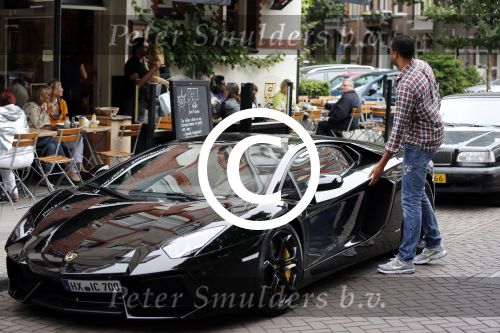 Amsterdam/Amstelveen 6 juli 2012
Badr Hari en Estelle Cruijff op terras en op weg naar reisburo in Lamborghini.
Peter Smulders bv
