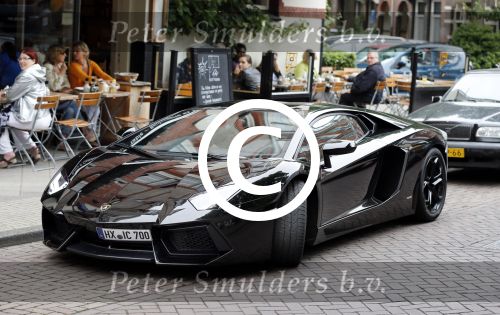 Amsterdam/Amstelveen 6 juli 2012
Badr Hari en Estelle Cruijff op terras en op weg naar reisburo in Lamborghini.
Peter Smulders bv