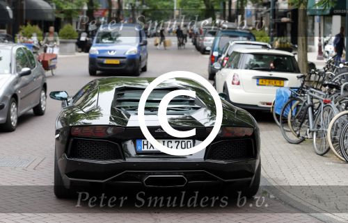 Amsterdam/Amstelveen 6 juli 2012
Badr Hari en Estelle Cruijff op terras en op weg naar reisburo in Lamborghini.
Peter Smulders bv