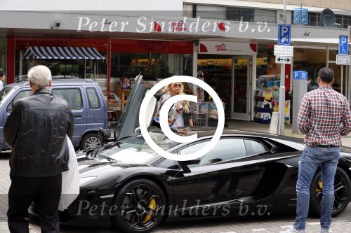 Amsterdam/Amstelveen 6 juli 2012
Badr Hari en Estelle Cruijff op terras en op weg naar reisburo in Lamborghini.
Peter Smulders bv