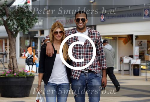 Amsterdam/Amstelveen 6 juli 2012
Badr Hari en Estelle Cruijff op terras en op weg naar reisburo in Lamborghini.
Peter Smulders bv