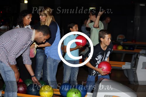 Amsterdam 22 juni 2012
Badr Hari bowlen met Maxim en Joelle Gullit en Estell Cruijff.
Peter Smulders bv