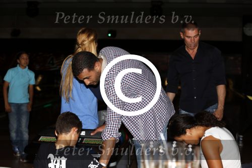 Amsterdam 22 juni 2012
Badr Hari bowlen met Maxim en Joelle Gullit en Estell Cruijff.
Peter Smulders bv