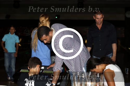 Amsterdam 22 juni 2012
Badr Hari bowlen met Maxim en Joelle Gullit en Estell Cruijff.
Peter Smulders bv