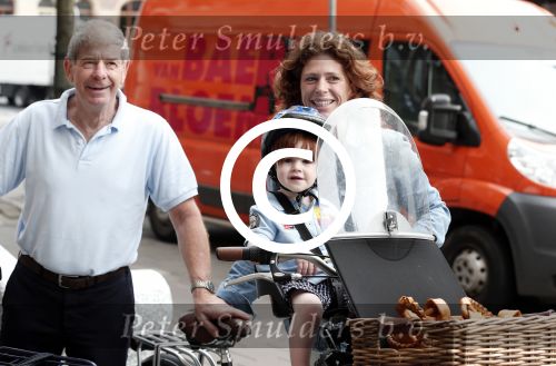 Amsterdam 4 juli 2012
Frits en Barbara Barend met (klein)zoon op de fiets.
Peter Smulders bv
