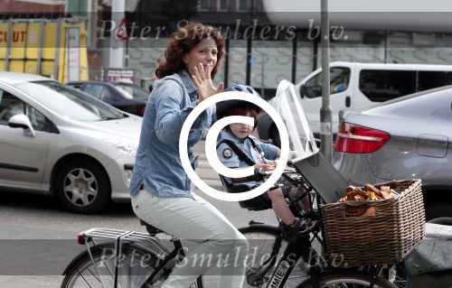 Amsterdam 4 juli 2012
Frits en Barbara Barend met (klein)zoon op de fiets.
Peter Smulders bv