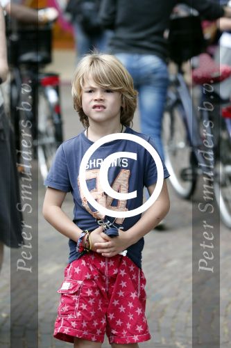 Laren 30 juni 2012
Reinout Oerlemans met zijn kinderen Thijmen Fiene Benjamin en Kate op de kermis van Laren.
Peter Smulders bv