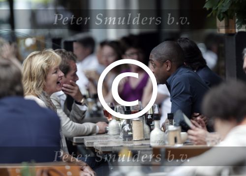 Amsterdam 3 juli 2012
Bryan Roy met een kennis op terras.
Peter Smulders bv