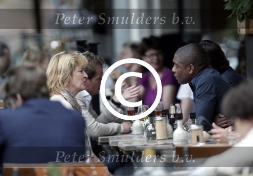 Amsterdam 3 juli 2012
Bryan Roy met een kennis op terras.
Peter Smulders bv