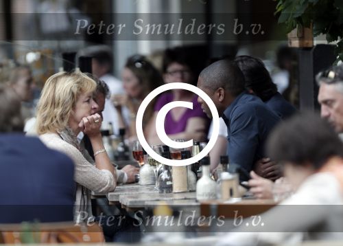 Amsterdam 3 juli 2012
Bryan Roy met een kennis op terras.
Peter Smulders bv