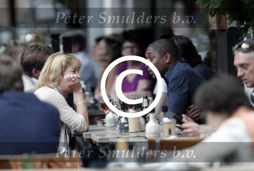 Amsterdam 3 juli 2012
Bryan Roy met een kennis op terras.
Peter Smulders bv