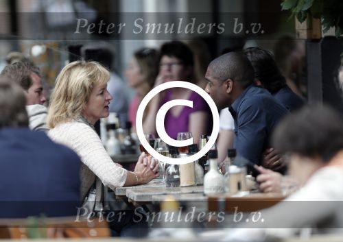 Amsterdam 3 juli 2012
Bryan Roy met een kennis op terras.
Peter Smulders bv