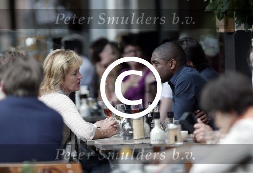 Amsterdam 3 juli 2012
Bryan Roy met een kennis op terras.
Peter Smulders bv