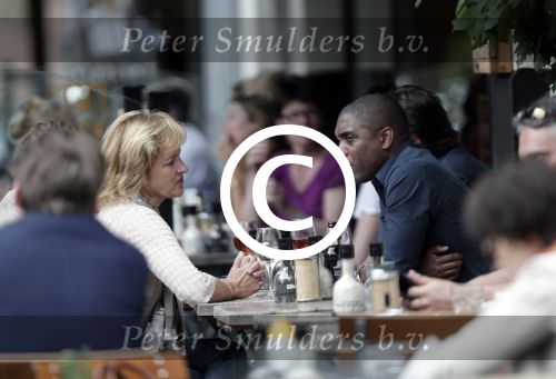 Amsterdam 3 juli 2012
Bryan Roy met een kennis op terras.
Peter Smulders bv
