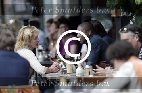 Amsterdam 3 juli 2012
Bryan Roy met een kennis op terras.
Peter Smulders bv