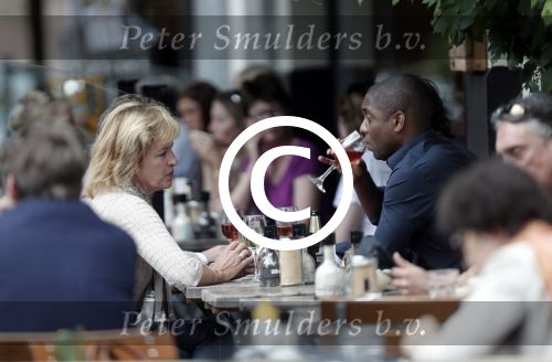 Amsterdam 3 juli 2012
Bryan Roy met een kennis op terras.
Peter Smulders bv