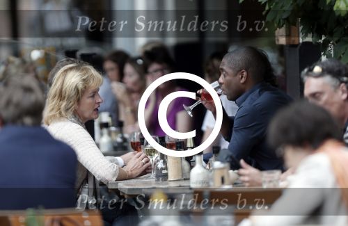 Amsterdam 3 juli 2012
Bryan Roy met een kennis op terras.
Peter Smulders bv