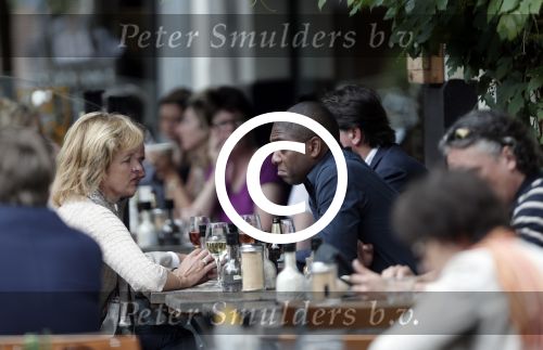 Amsterdam 3 juli 2012
Bryan Roy met een kennis op terras.
Peter Smulders bv