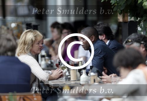 Amsterdam 3 juli 2012
Bryan Roy met een kennis op terras.
Peter Smulders bv