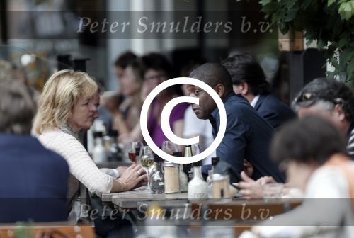 Amsterdam 3 juli 2012
Bryan Roy met een kennis op terras.
Peter Smulders bv