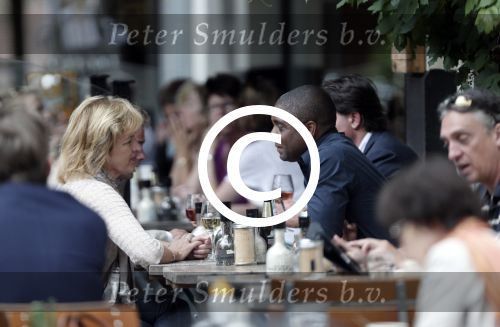 Amsterdam 3 juli 2012
Bryan Roy met een kennis op terras.
Peter Smulders bv