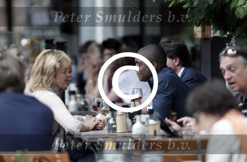 Amsterdam 3 juli 2012
Bryan Roy met een kennis op terras.
Peter Smulders bv