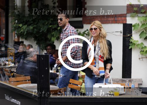 Amsterdam/Amstelveen 6 juli 2012
Badr Hari en Estelle Cruijff op terras en op weg naar reisburo in Lamborghini.
Peter Smulders bv