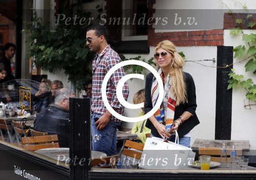 Amsterdam/Amstelveen 6 juli 2012
Badr Hari en Estelle Cruijff op terras en op weg naar reisburo in Lamborghini.
Peter Smulders bv