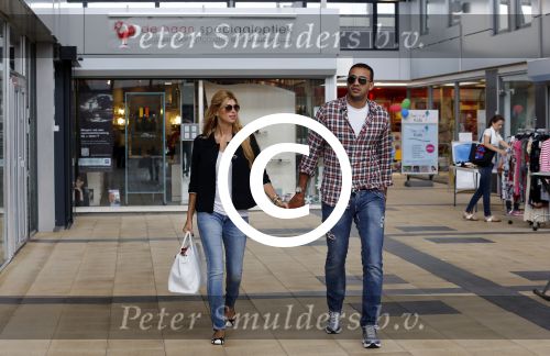 Amsterdam/Amstelveen 6 juli 2012
Badr Hari en Estelle Cruijff op terras en op weg naar reisburo in Lamborghini.
Peter Smulders bv